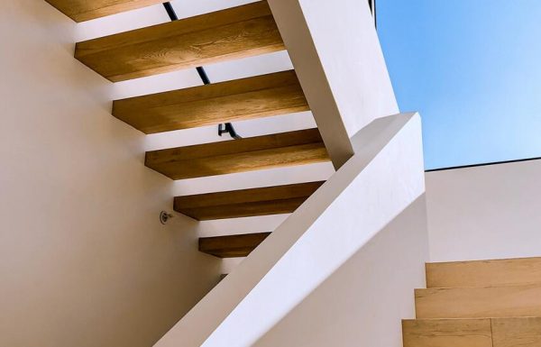 Escalera con acabado en madera y orientada a dos direcciones