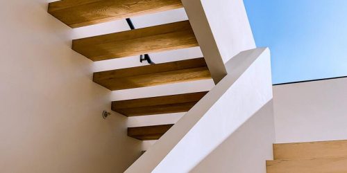 Escalera con acabado en madera y orientada a dos direcciones